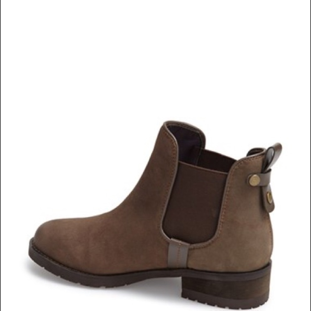 Taupe Steve Madden Chelsea boots